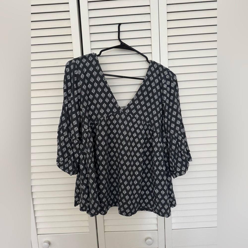 Blue and white flowers top